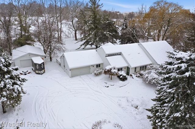 1044 N Oxford Road, Oxford, MI 48371