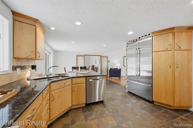 1044 N Oxford Road, Oxford, MI 48371