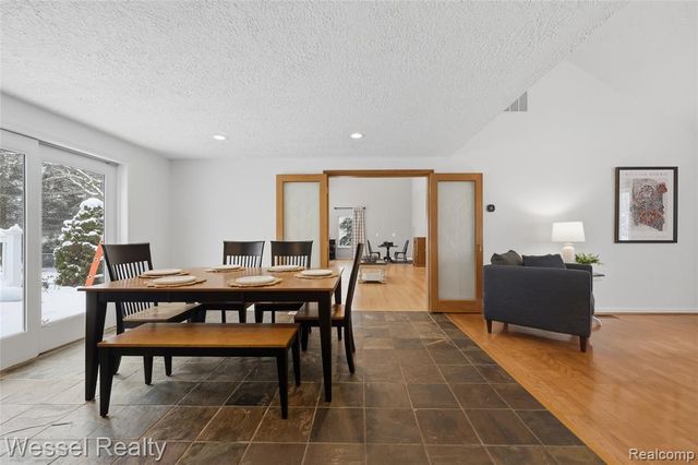 1044 N Oxford Road, Oxford, MI 48371