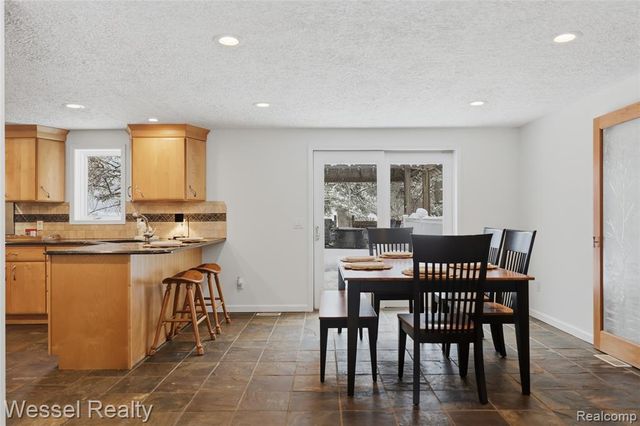 1044 N Oxford Road, Oxford, MI 48371