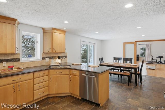 1044 N Oxford Road, Oxford, MI 48371