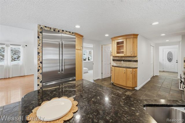 1044 N Oxford Road, Oxford, MI 48371