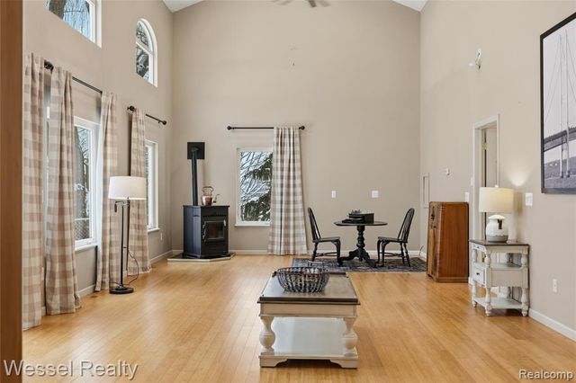 1044 N Oxford Road, Oxford, MI 48371