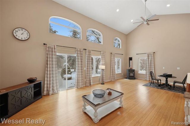 1044 N Oxford Road, Oxford, MI 48371