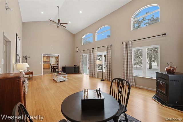 1044 N Oxford Road, Oxford, MI 48371