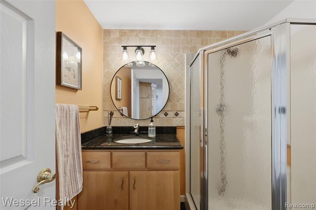 1044 N Oxford Road, Oxford, MI 48371