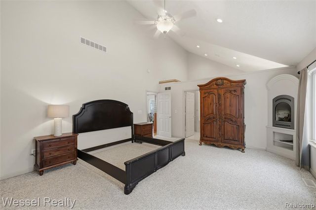 1044 N Oxford Road, Oxford, MI 48371