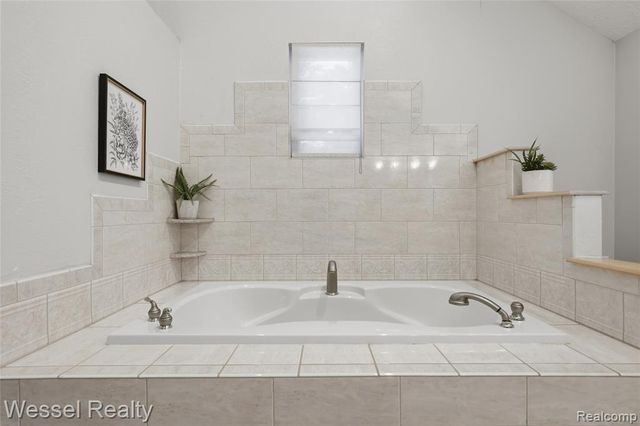 1044 N Oxford Road, Oxford, MI 48371