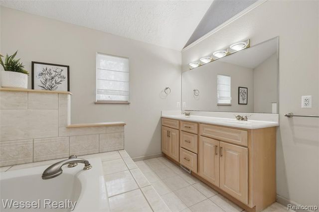 1044 N Oxford Road, Oxford, MI 48371