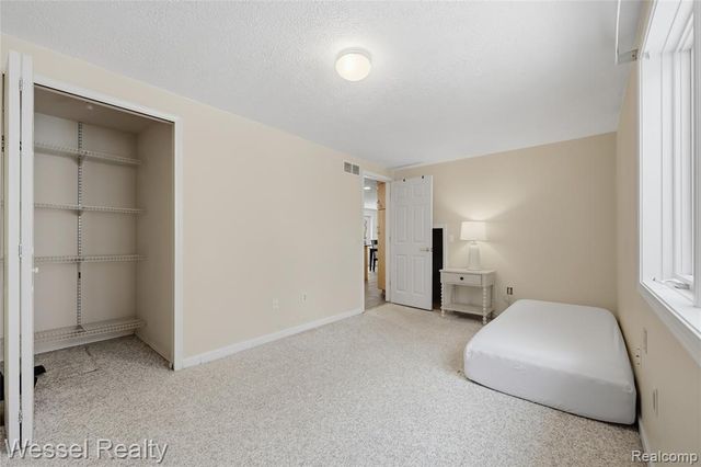 1044 N Oxford Road, Oxford, MI 48371