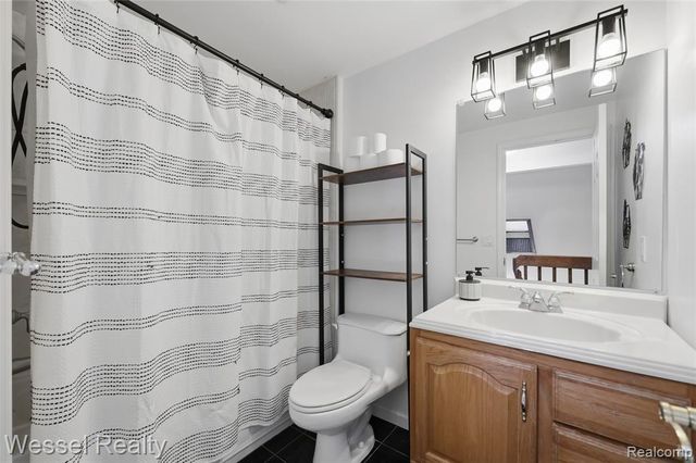 1044 N Oxford Road, Oxford, MI 48371