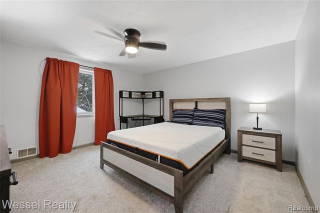 1044 N Oxford Road, Oxford, MI 48371