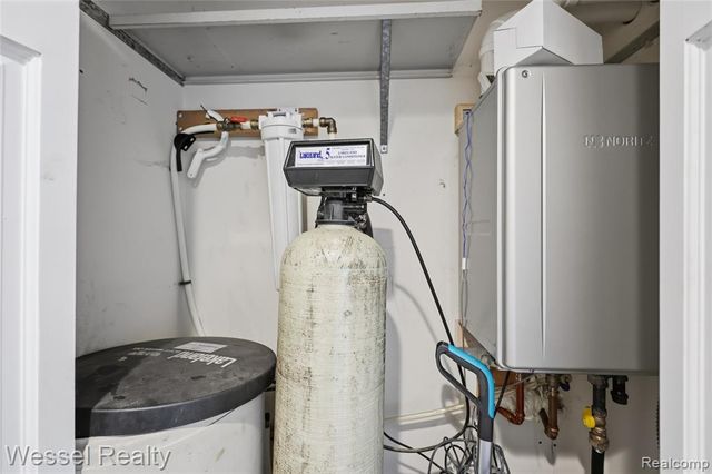 1044 N Oxford Road, Oxford, MI 48371