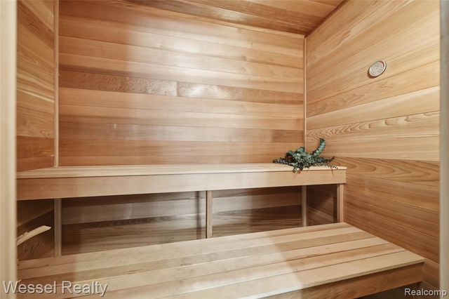 1044 N Oxford Road, Oxford, MI 48371