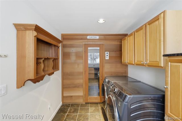 1044 N Oxford Road, Oxford, MI 48371