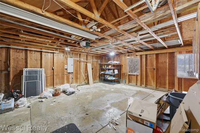 1044 N Oxford Road, Oxford, MI 48371