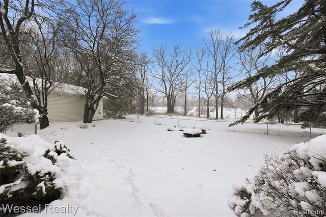 1044 N Oxford Road, Oxford, MI 48371