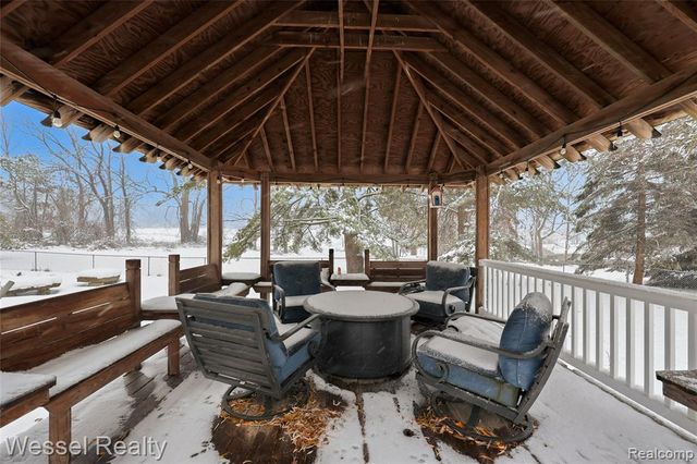 1044 N Oxford Road, Oxford, MI 48371