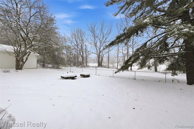 1044 N Oxford Road, Oxford, MI 48371