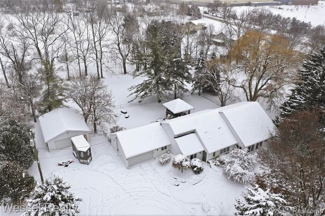 1044 N Oxford Road, Oxford, MI 48371