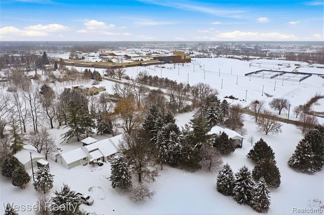 1044 N Oxford Road, Oxford, MI 48371