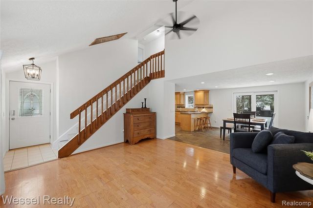 1044 N Oxford Road, Oxford, MI 48371