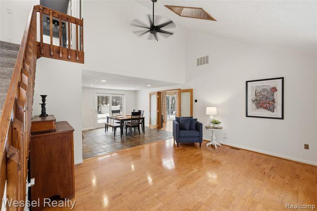 1044 N Oxford Road, Oxford, MI 48371