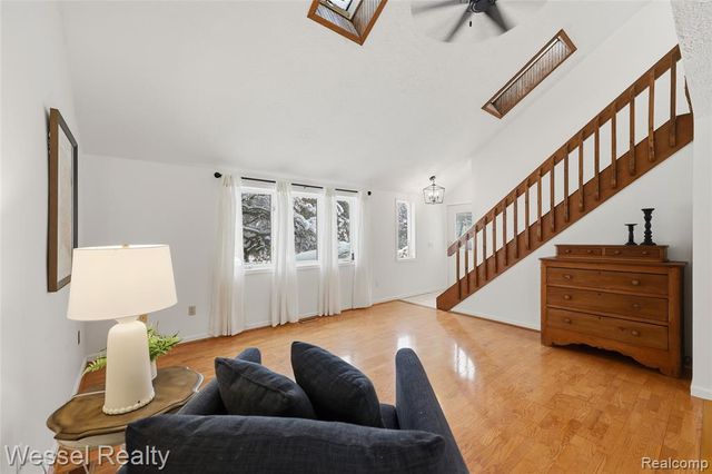 1044 N Oxford Road, Oxford, MI 48371