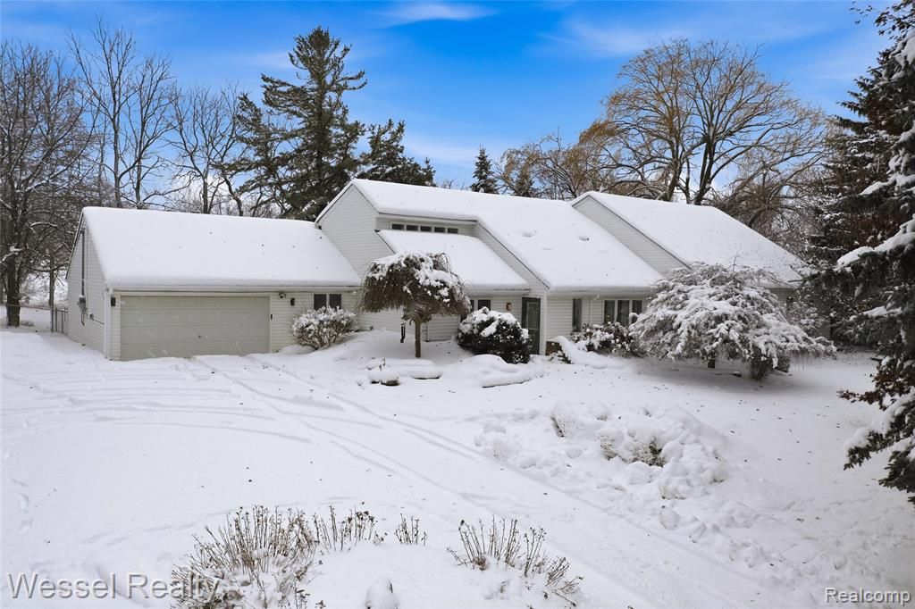 1044 N Oxford Road, Oxford, MI 48371