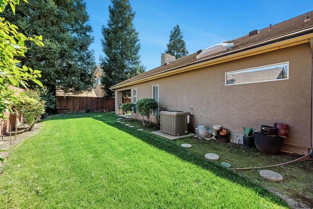 9710 N Price Avenue, Fresno, CA 93720