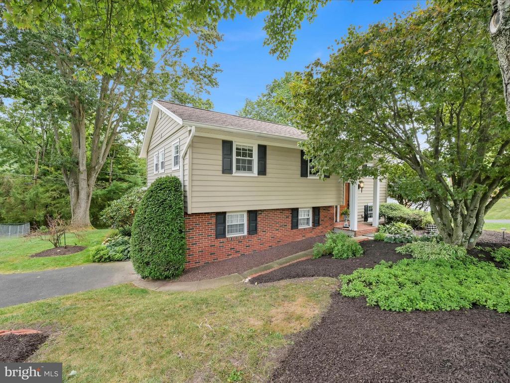 33 DEERFIELD DR, Pottsville, PA 17901