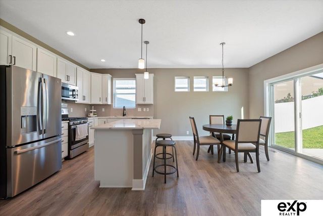 6859 Stony Point Drive, Papillion, NE 68046