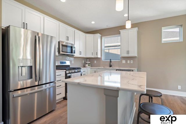 6859 Stony Point Drive, Papillion, NE 68046