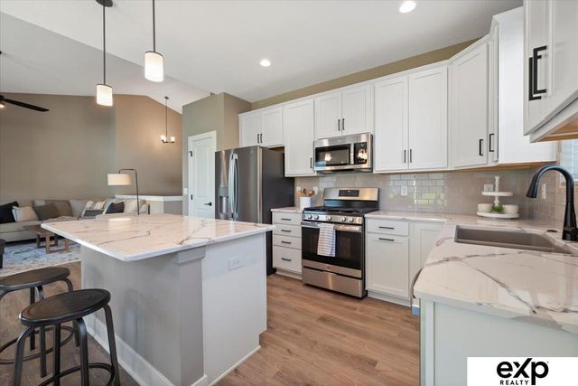 6859 Stony Point Drive, Papillion, NE 68046