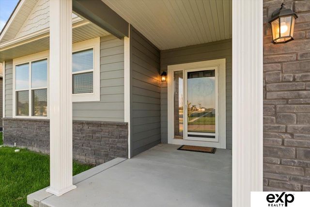 6859 Stony Point Drive, Papillion, NE 68046