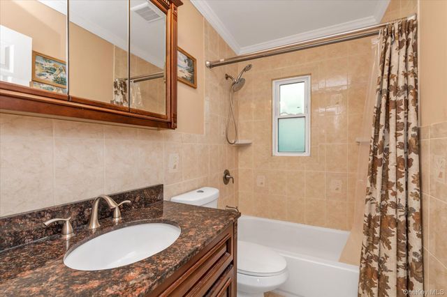 31 Piave Terrace, Lindenhurst, NY 11757