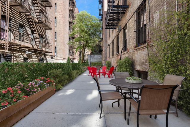 60 Cooper St Apt 1K, New York City, NY 10034