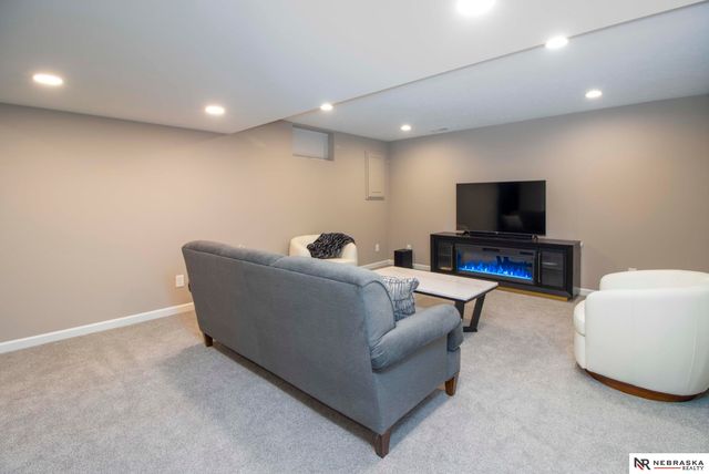 15066 Sherwood Avenue, Omaha, NE 68116
