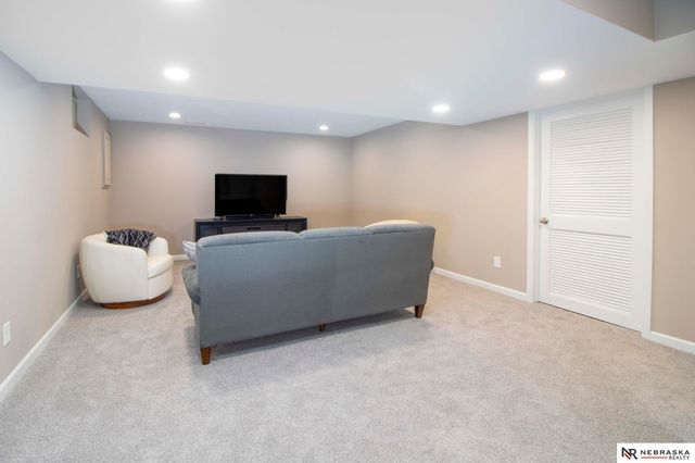 15066 Sherwood Avenue, Omaha, NE 68116