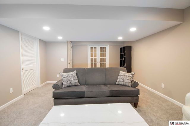 15066 Sherwood Avenue, Omaha, NE 68116