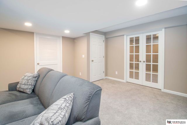 15066 Sherwood Avenue, Omaha, NE 68116