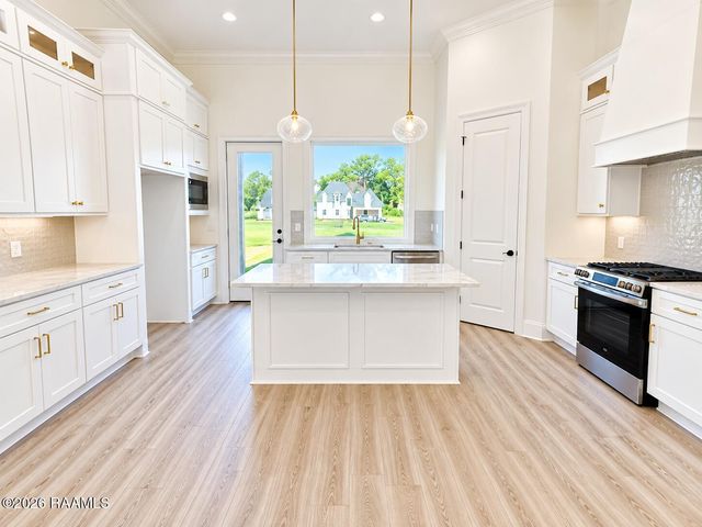 111 Fountain Mdw Drive, Broussard, LA 70518