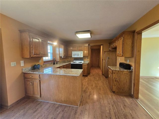 2805 NW Westbrooke Circle, Blue Springs, MO 64015