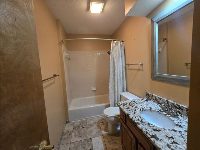 2805 NW Westbrooke Circle, Blue Springs, MO 64015