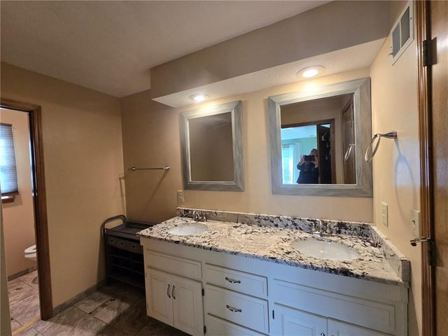 2805 NW Westbrooke Circle, Blue Springs, MO 64015