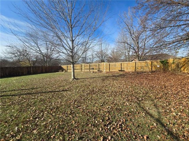 2805 NW Westbrooke Circle, Blue Springs, MO 64015