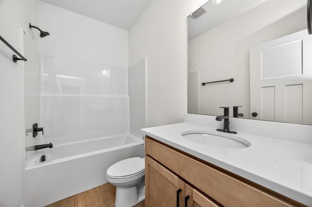 1044 NW Macarthur Lane, Waukee, IA 50263