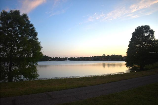 9078 LAKE CHASE ISLAND WAY, Tampa, FL 33626