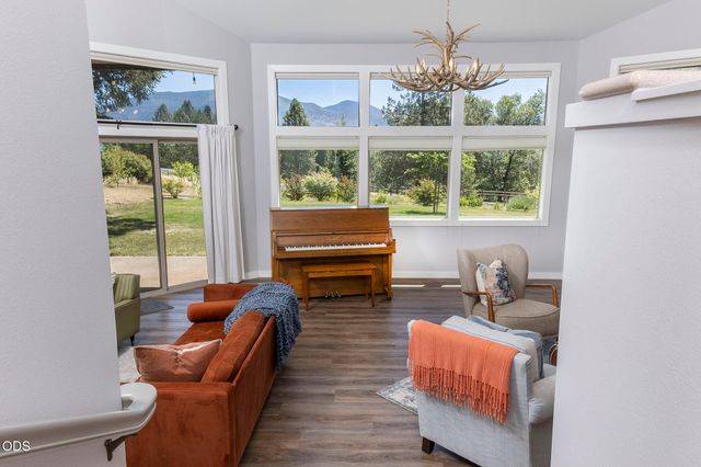 622 Wildflower Drive, Merlin, OR 97532