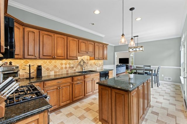 220 Lindsay Ct, Branchburg Twp., NJ 08876